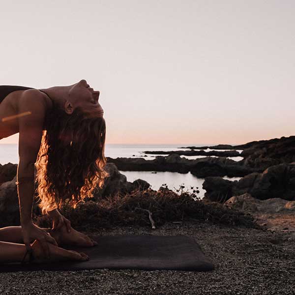 Sabrina Reutter Yogapose am Meer